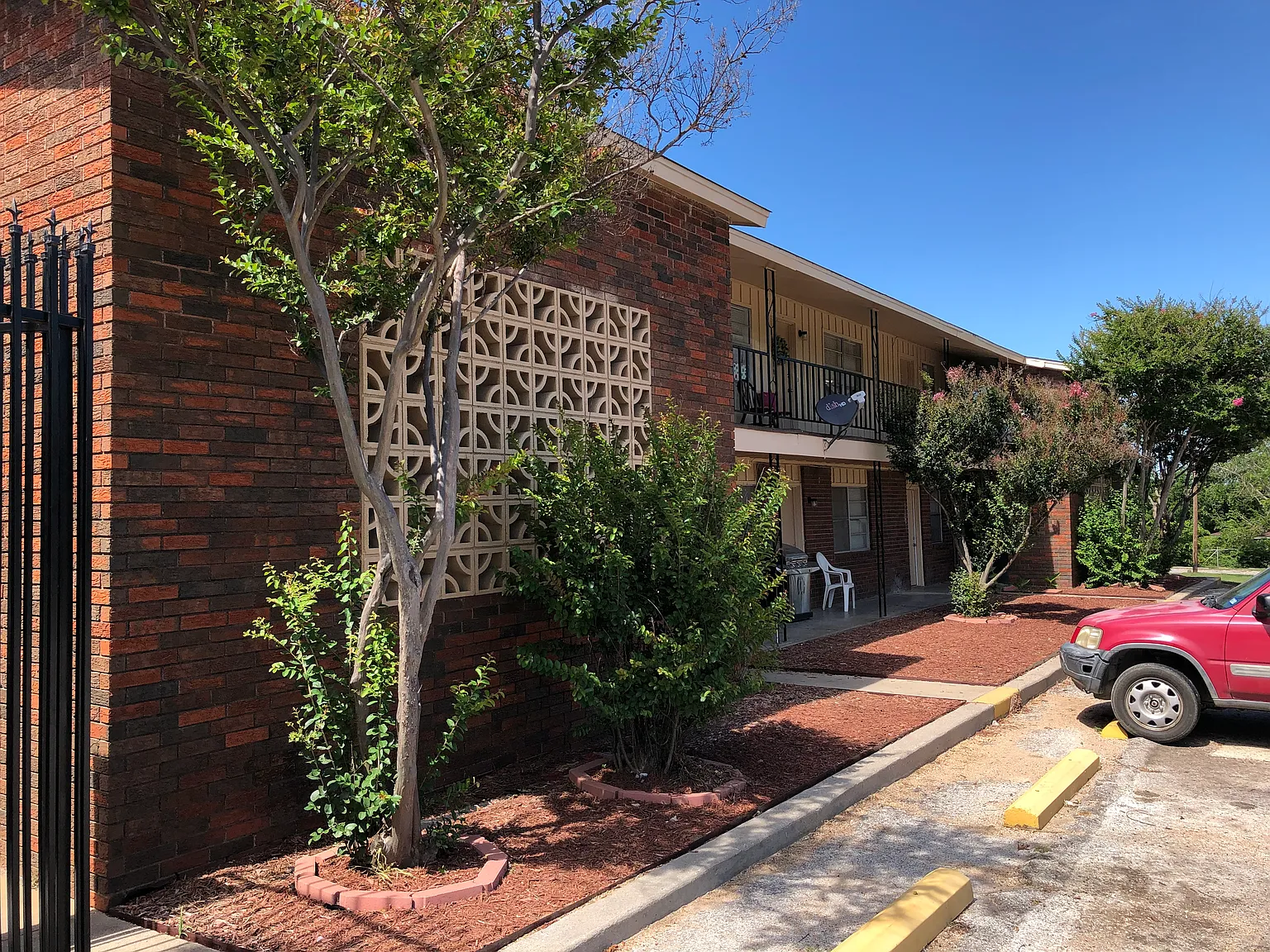 2 bed, 750 sqft, $1,095 — Photo 1