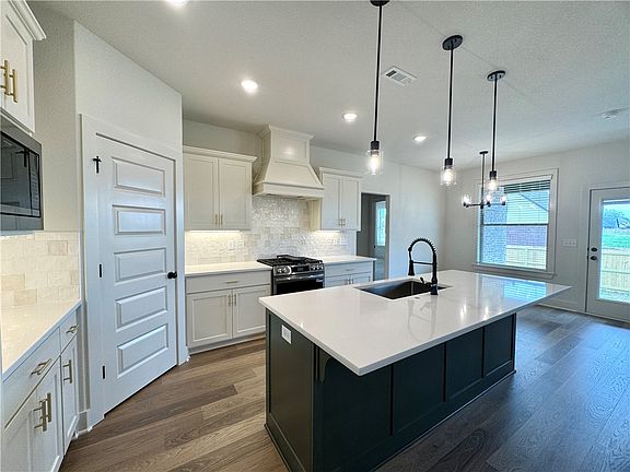 3rd image of 2902 SW Little Elm Loop