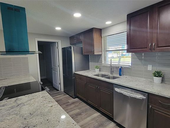 4th image of 305 Sorrento Dr