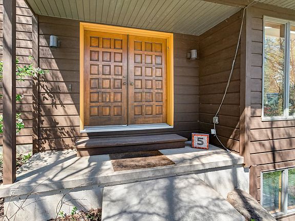3rd image of 5 Wood Crest Ct