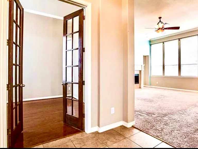 1708 Whispering Glen Dr — Photo 3