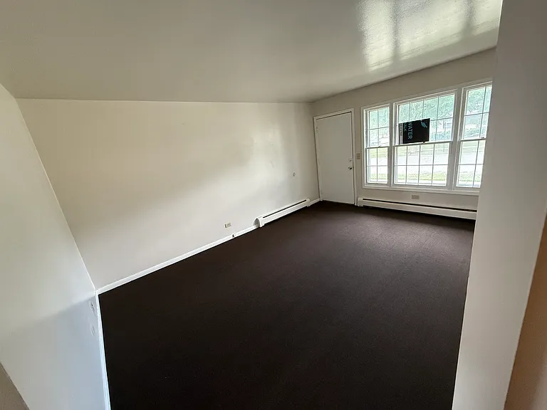1585 Maple Ln — Photo 3