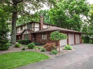 4512 Woodridge Dr, Eau Claire, WI 54701