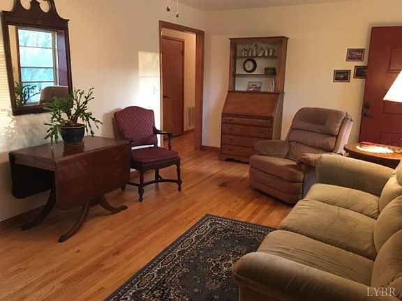 3rd image of 1132 Roundtree Dr