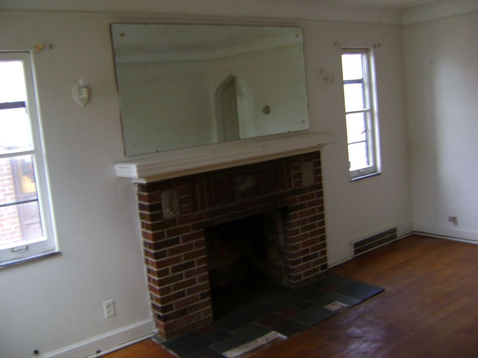 2nd image of 10200 Lakepointe St