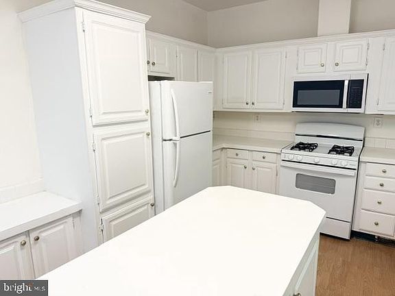 3rd image of 7500 Cove Point Way