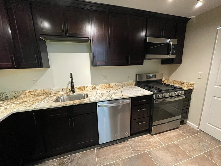 7250-7272 Beacon Hill Dr — Photo 4