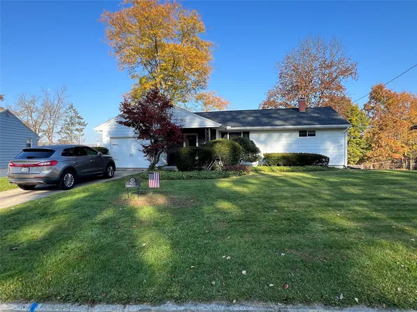 925 Imperial Woods Dr, Vestal, NY 13850