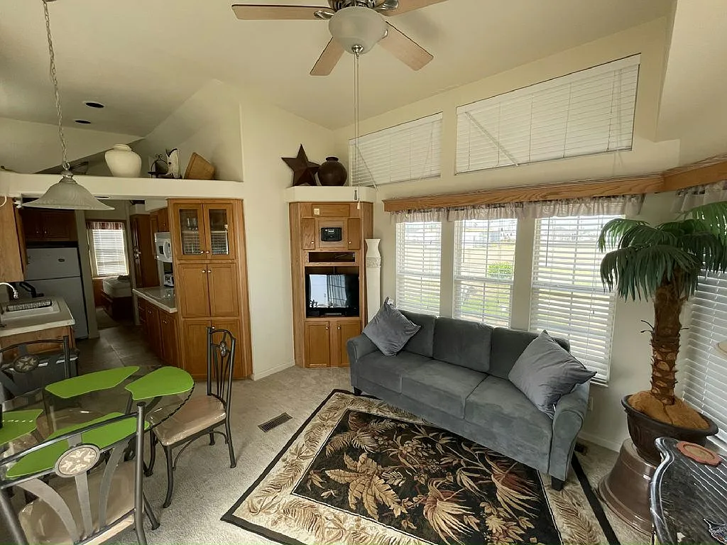 1 bed, 1.0 bath, 396 sqft, $1,245 — Photo 2