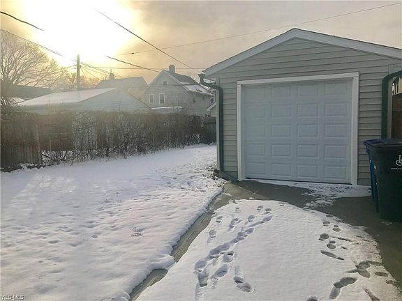 5th image of 2192 Clarence Ave