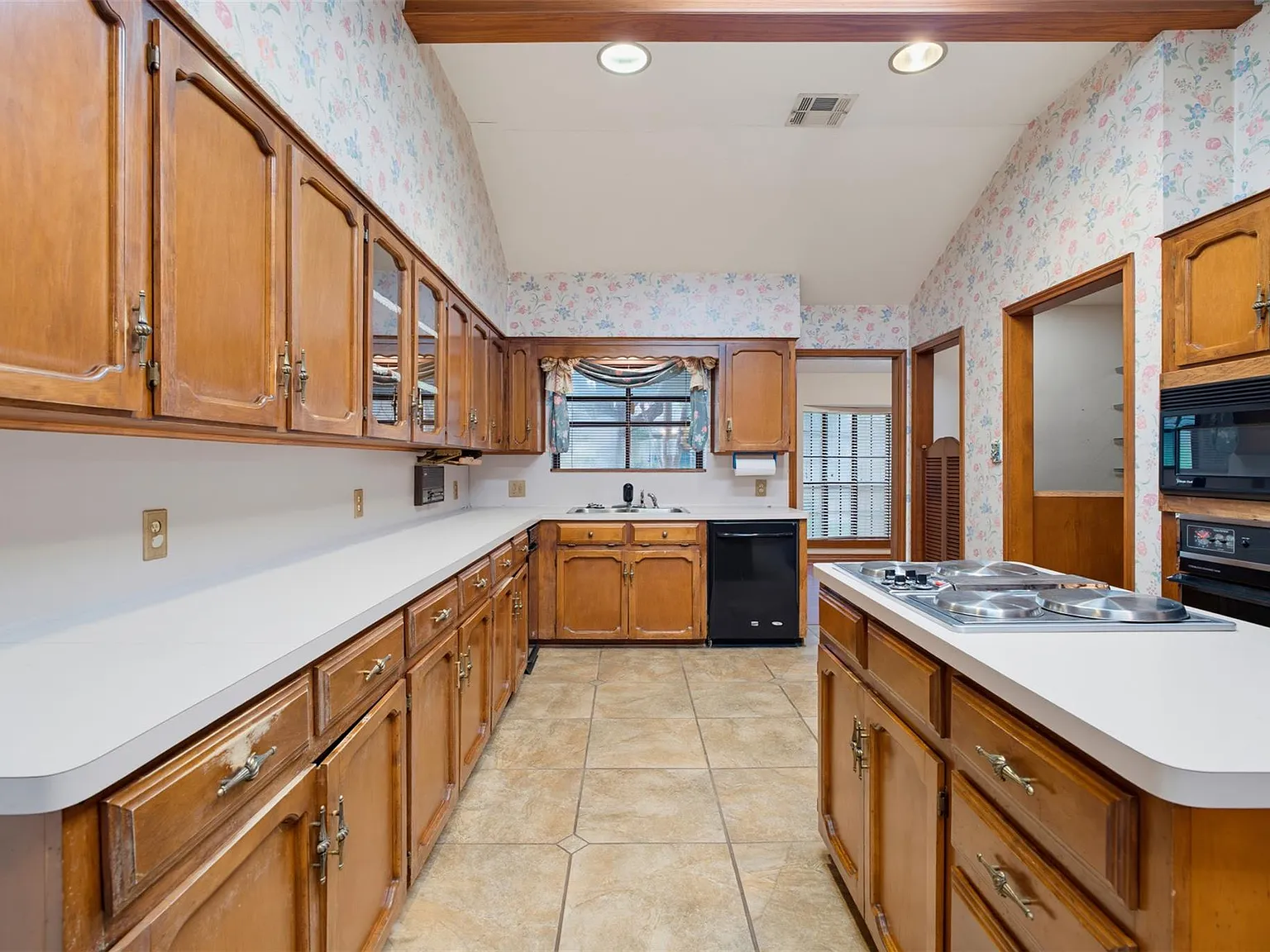 6 bed, 3.0 bath, 3801 sqft, $2,400 — Photo 3