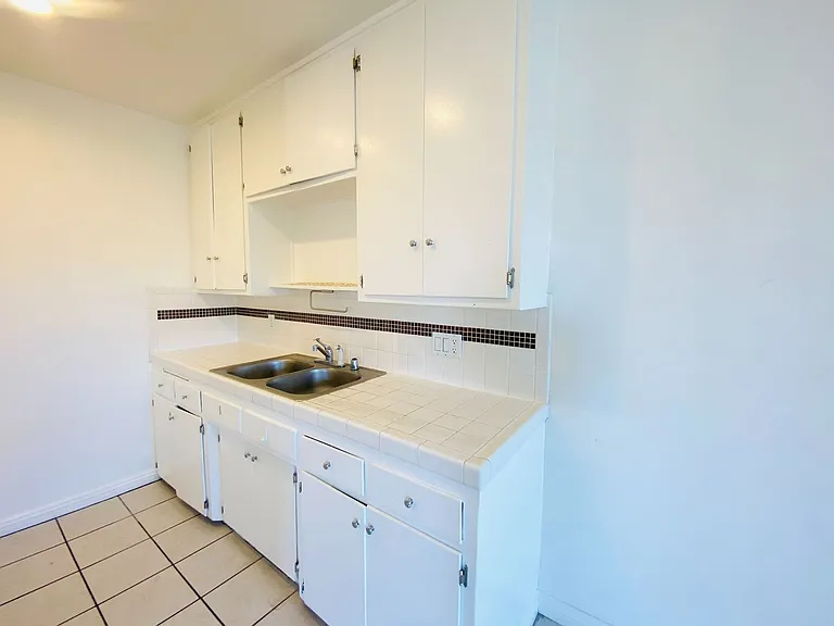 320 E Hyde Park Blvd — Photo 3