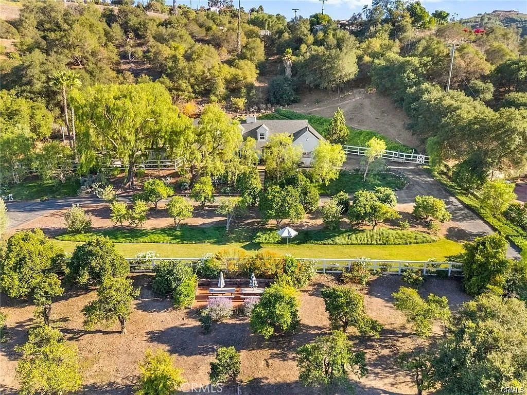 4 bed, 4.5 bath, 3501 sqft, $8,500 — Photo 3