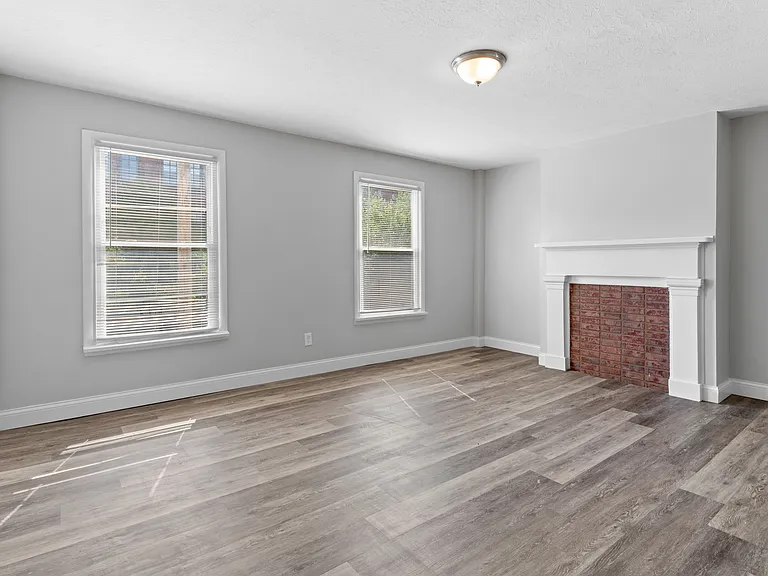 1544 W 29th St #3 — Photo 7