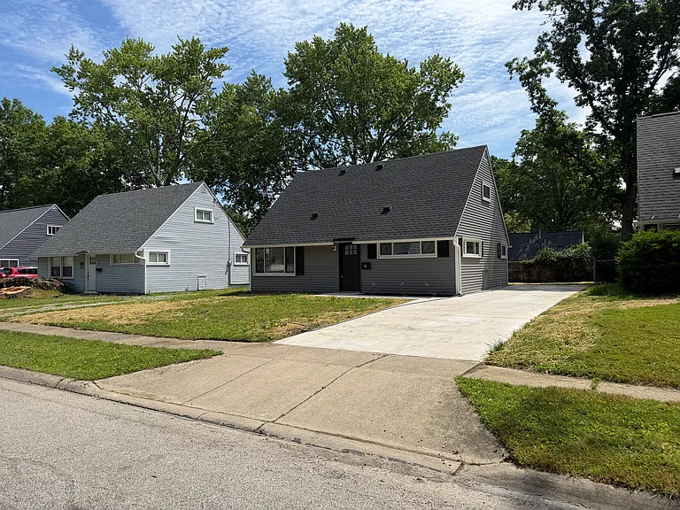 1863 Windsor St — Photo 1