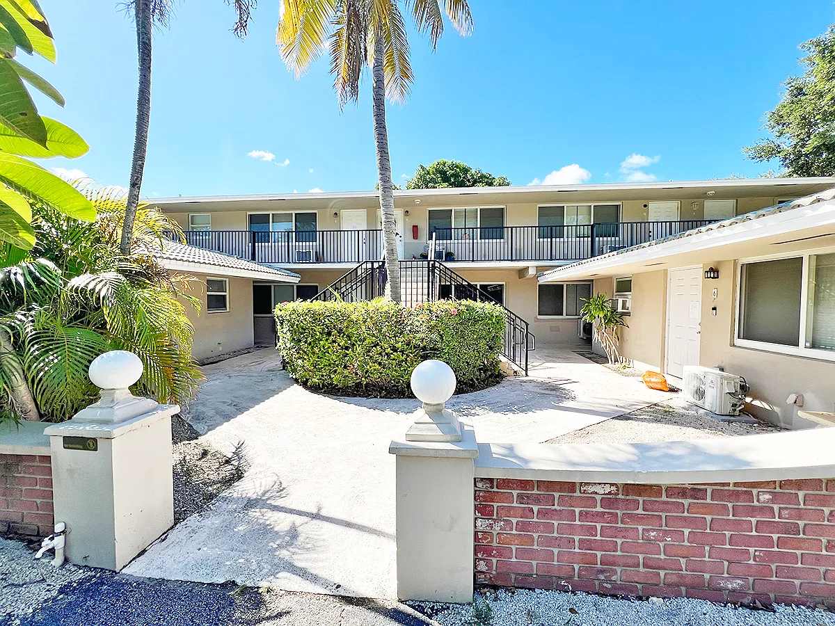909 SE 14th Ct — Photo 2