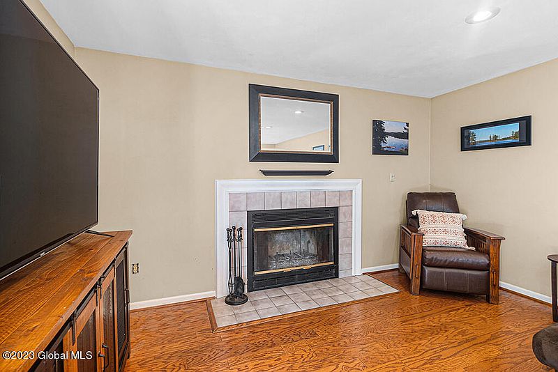 5th image of 30 Erie Drive