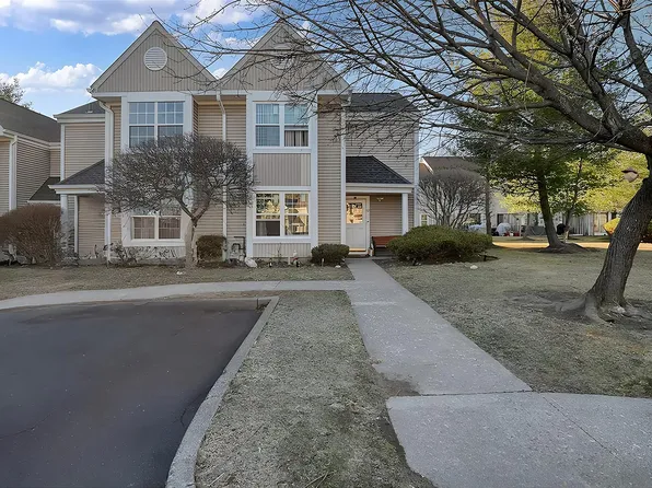 52 Creekside Cir, Spring Valley, NY 10977