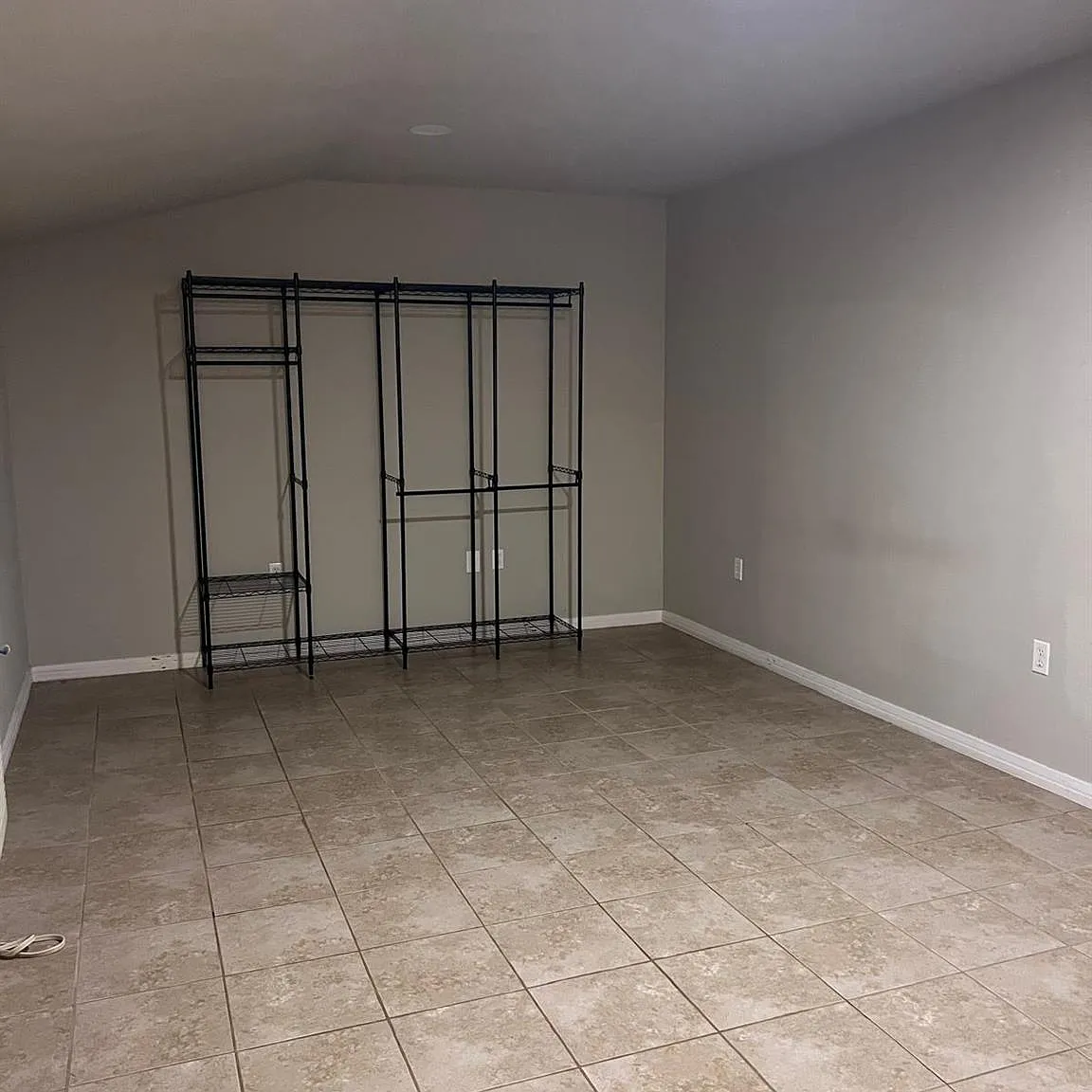 1 bed, 1.0 bath, 832 sqft, $1,350 — Photo 2