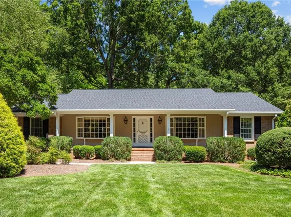 2922 Round Hill Rd, Greensboro, NC 27408