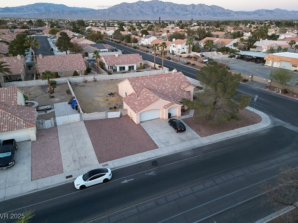 1st image of 8000 W Hammer Ln