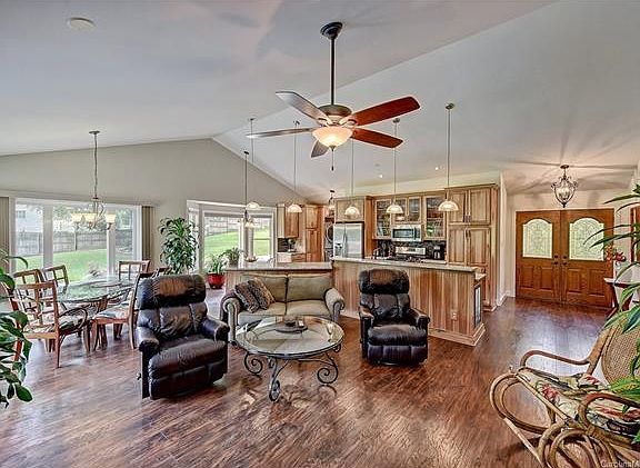 5th image of 109 Broadview Cir