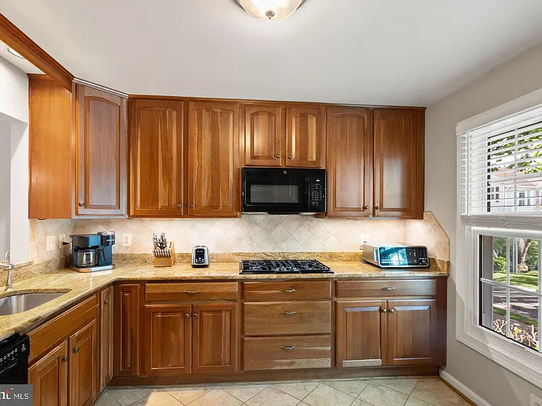 711 Acorn Ct — Photo 3