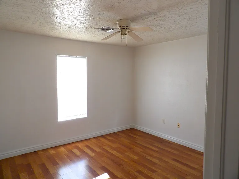 1145 NW Ozmun Ave — Photo 5