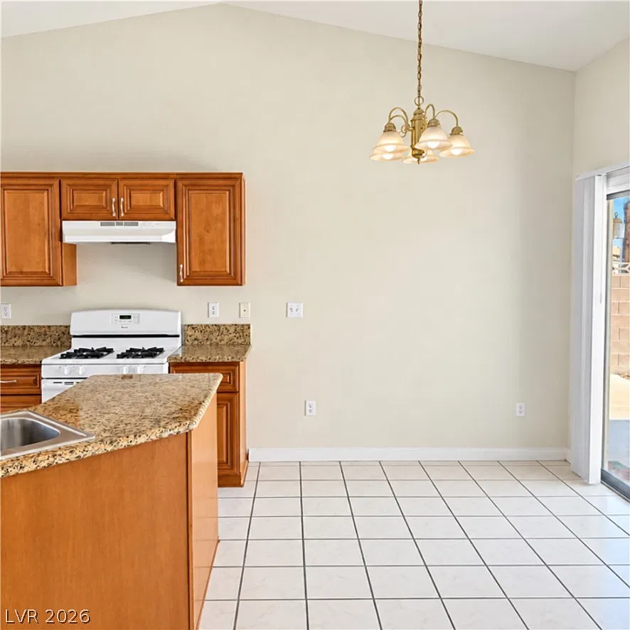 3 bed, 2.0 bath, 1230 sqft, $2,400 — Photo 4