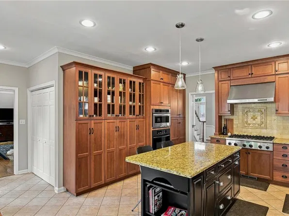 4025 Huntscroft Ln, Winston Salem, NC 27106