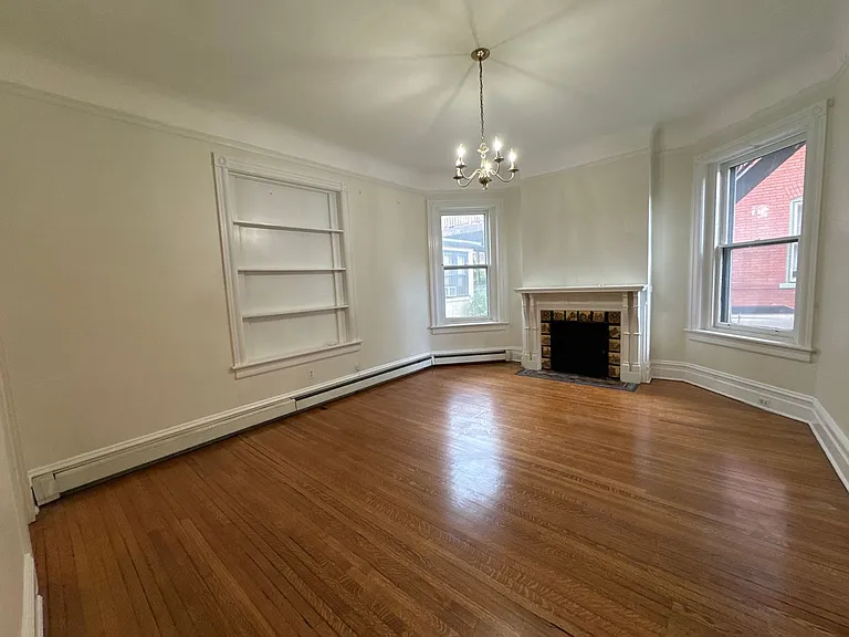 139 E Broad St — Photo 2