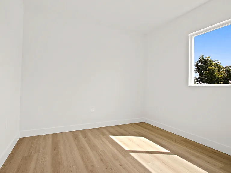 1047 Alamitos Ave — Photo 5