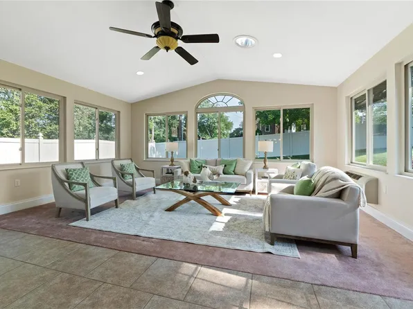 417 Coventry Ln, Ballwin, MO 63021