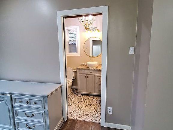 4th image of 100 Country Club Ln