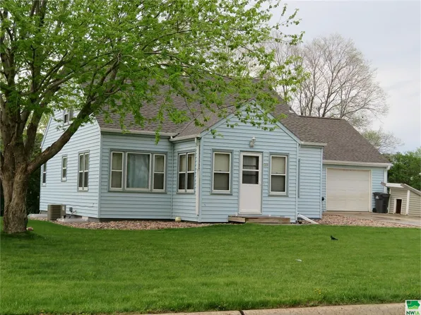 844 8th Ave NW, Sioux Center, IA 51250