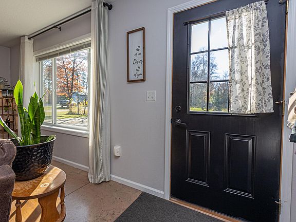 3rd image of 1024 Thomas Dr NE