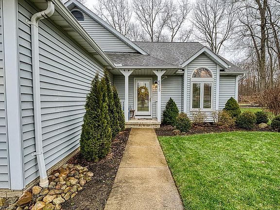 3rd image of 6615 Steinbeck Ct