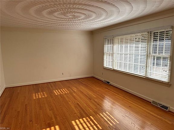 4th image of 504 Southfield Dr