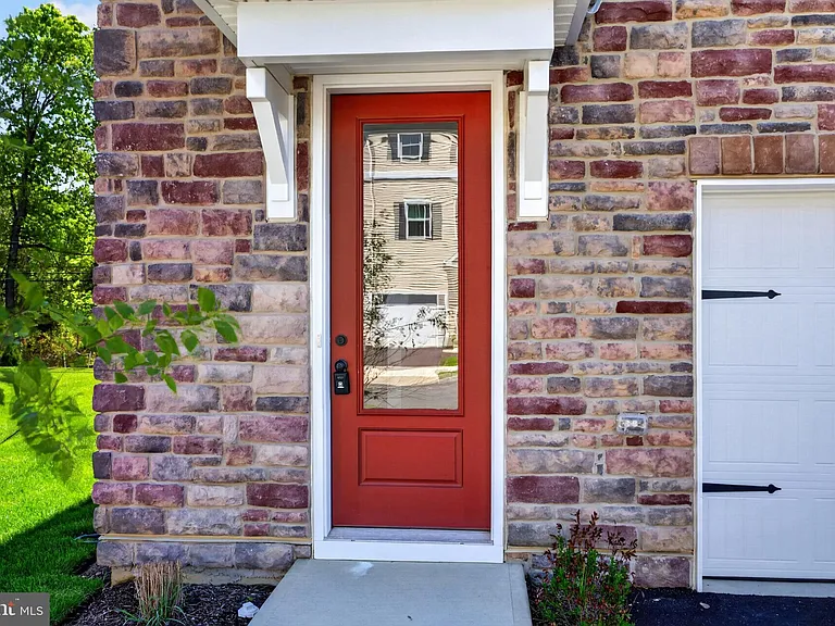 73 Basswood St — Photo 4