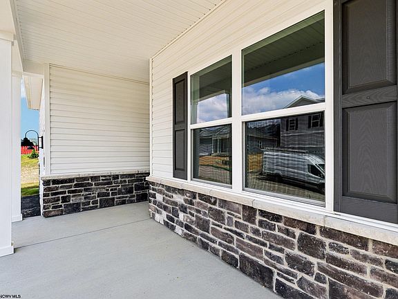 4th image of 818 Bogey Ln