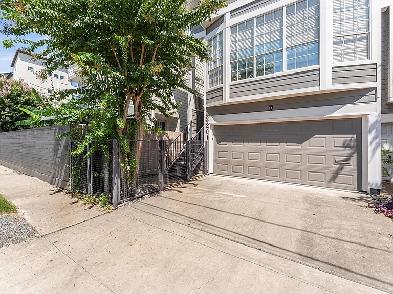 2201 Crocker St — Photo 4