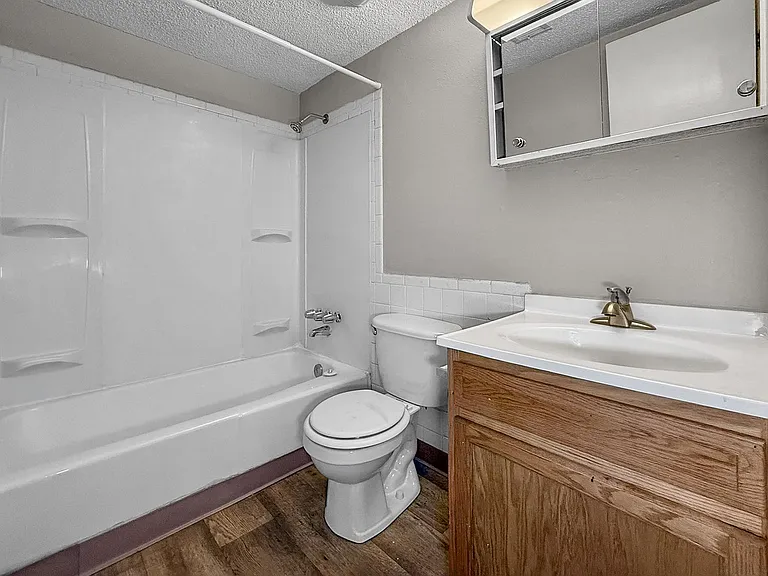 West Glen Apartments — Photo 61