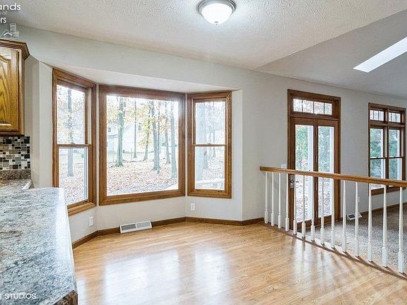 4th image of 707 Foxwood Dr