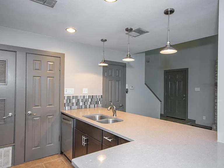 1506 Rockdale Cir #B — Photo 6
