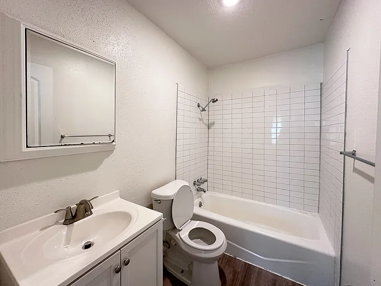 1106 W 22nd St #7 — Photo 8