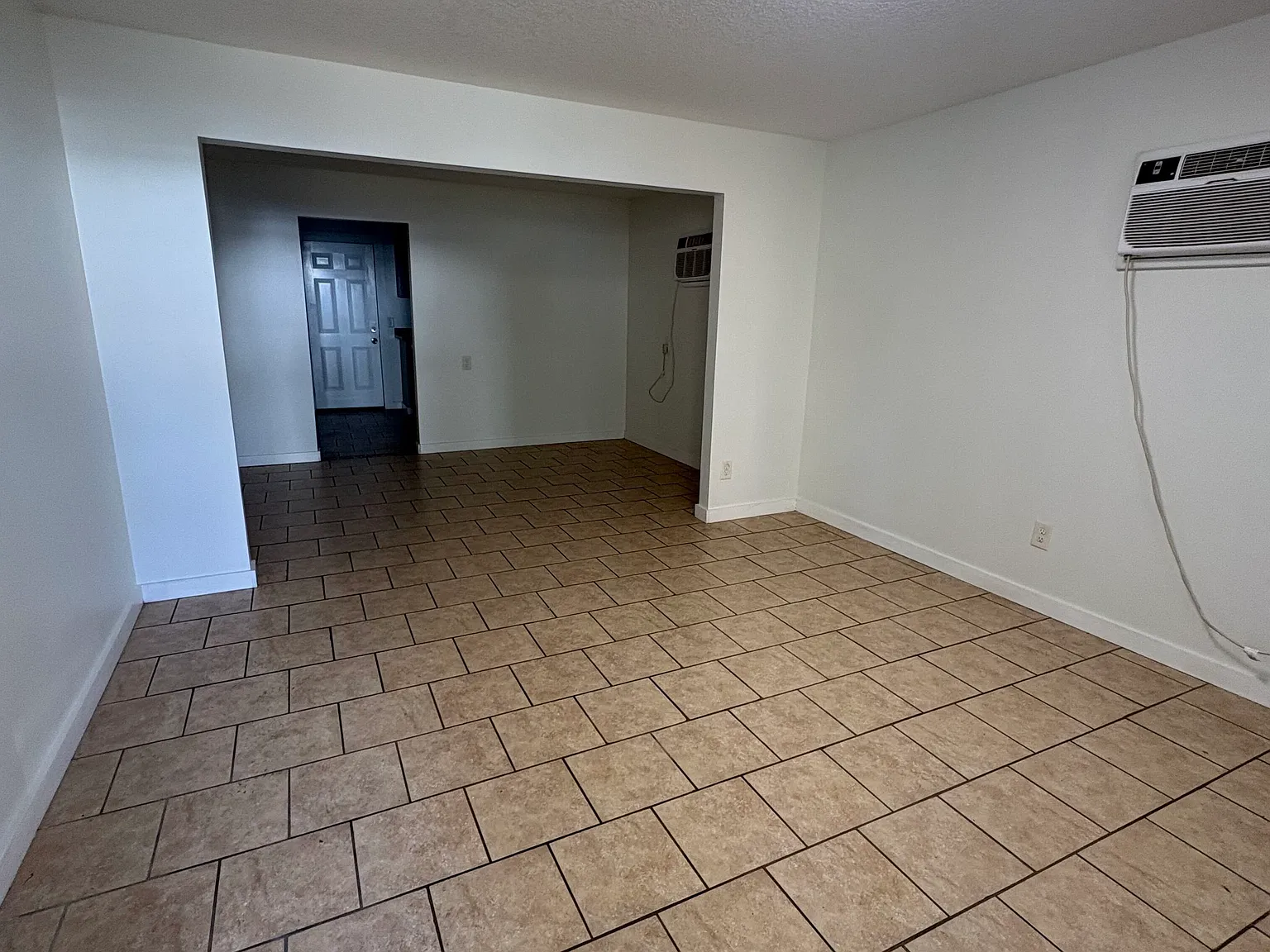 2-Bedroom Home with Detached Backyard Studio Pet Friendly! — Photo 2