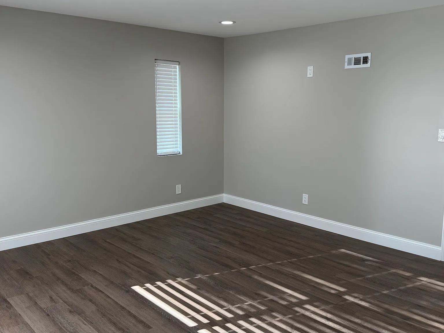 704 Rockford Ave — Photo 1