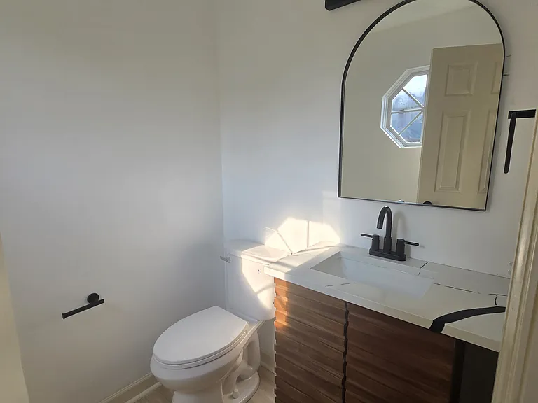 2032 Burbridge Ln — Photo 2