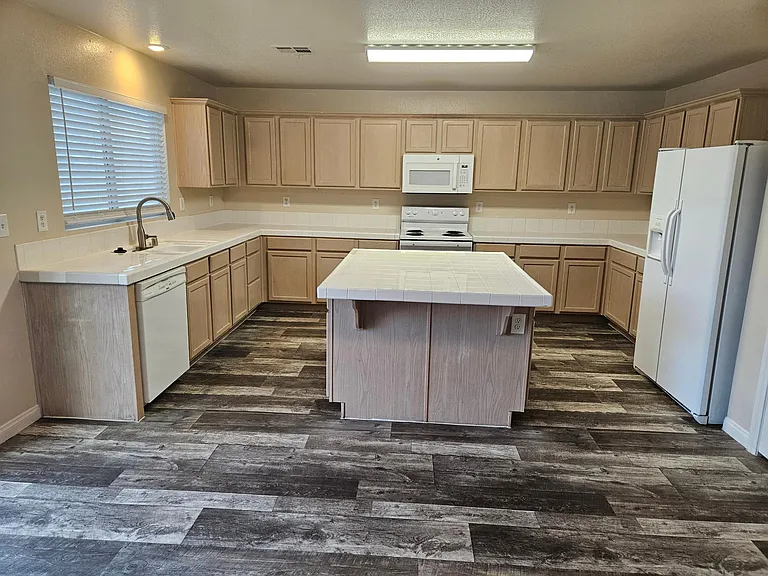2418 Paradise Isle Ave — Photo 8