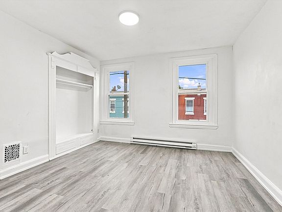 5th image of 2411 W Oakdale St